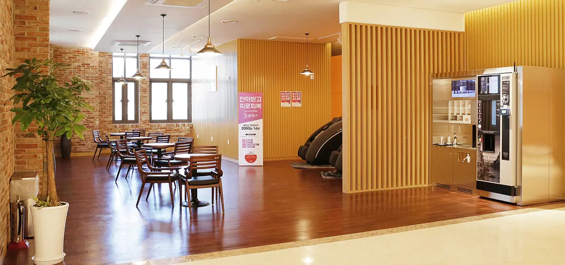 테이블과 휴게 설비가 마련된 경기쉴낙원 1층 로비