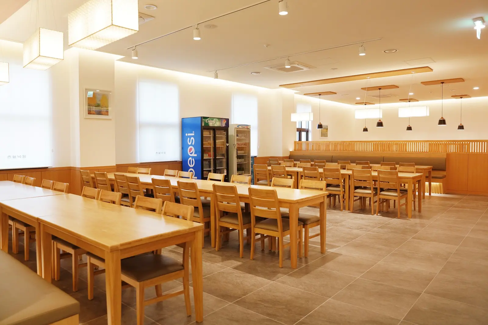 넓은 좌석이 마련된 경기쉴낙원 VIP 1호실 접객 공간